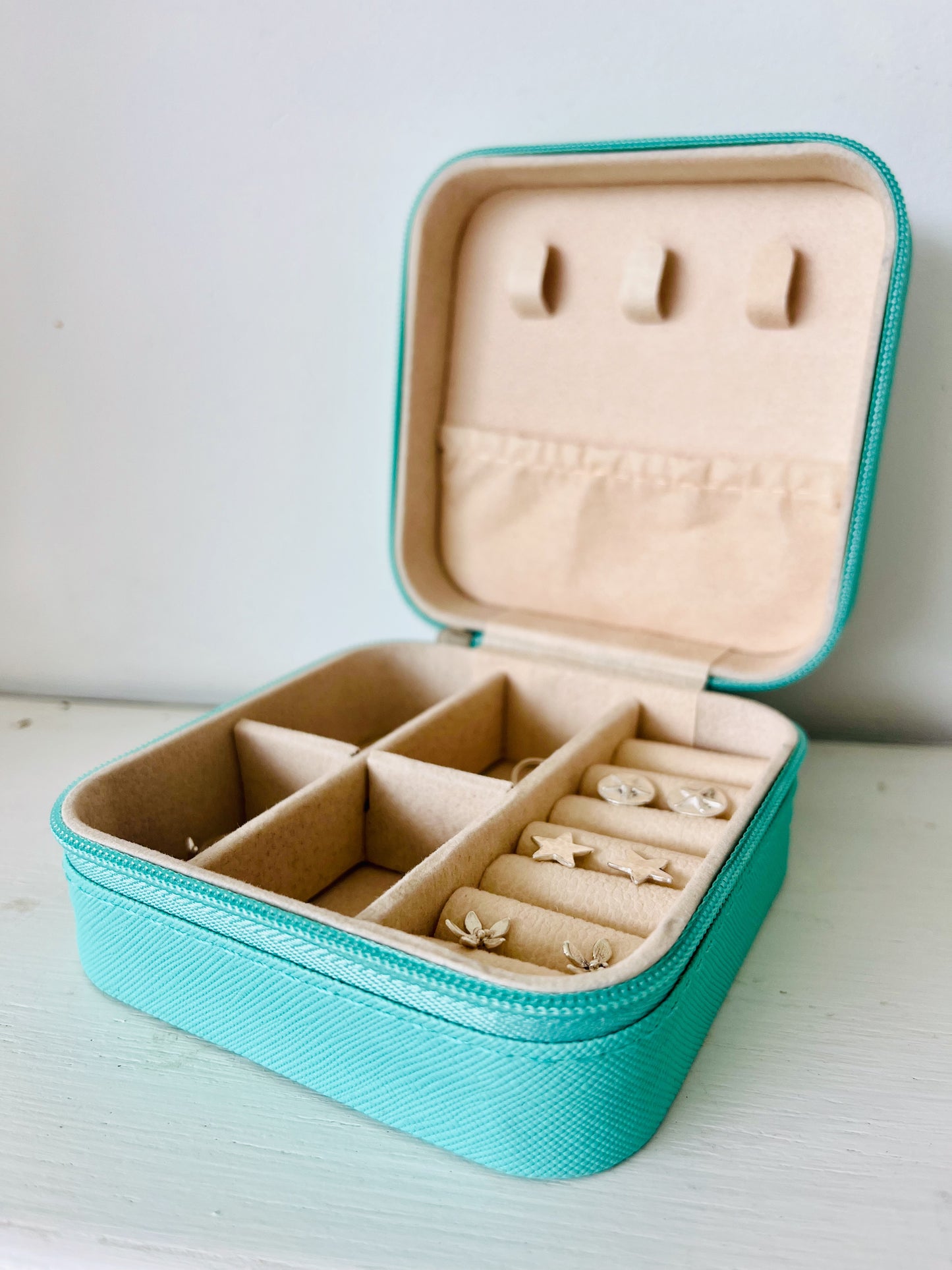 Travel jewellery box.