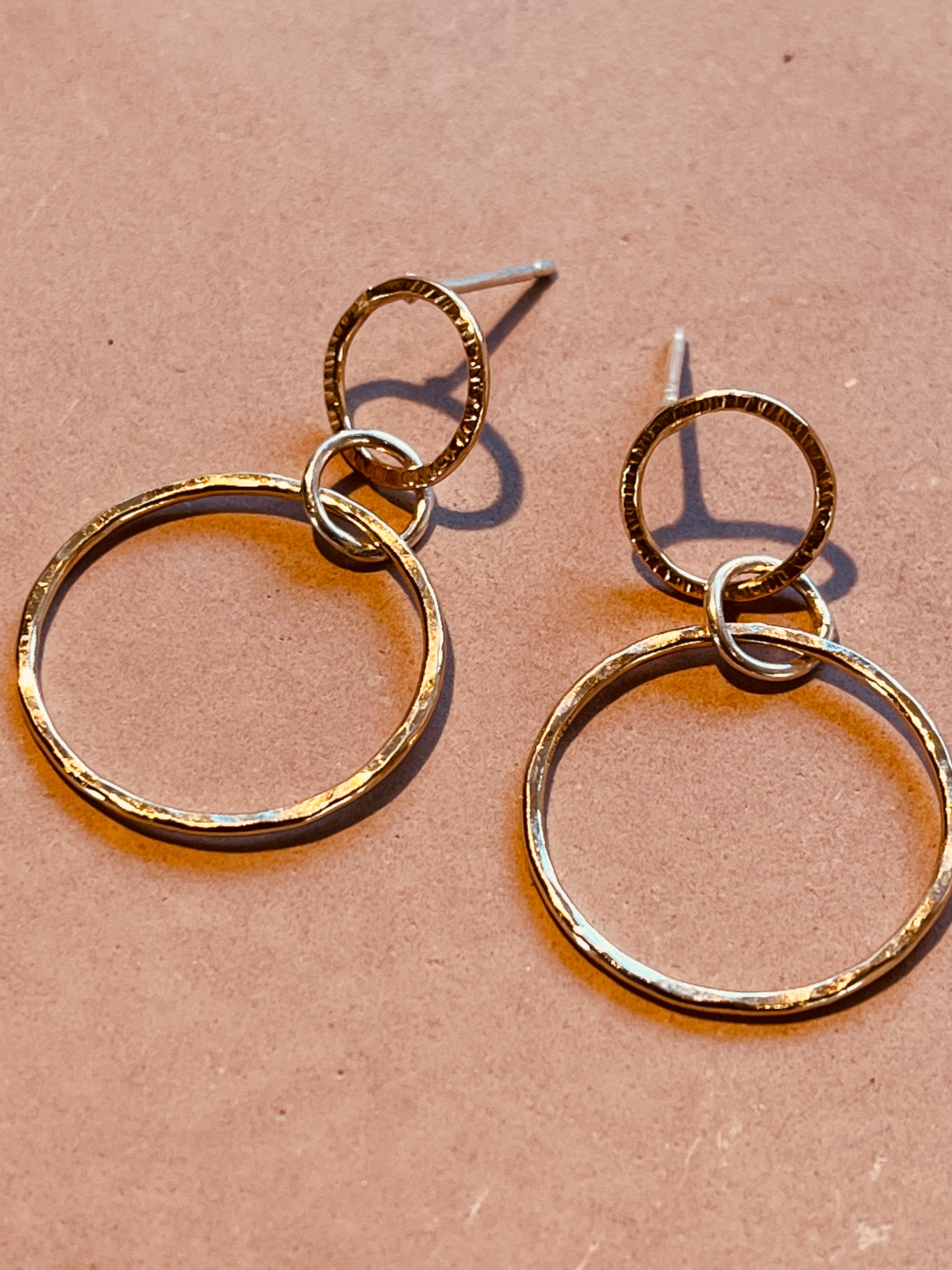 Gold linked ring earings.