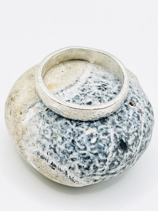 Silver Seaweed band ring.