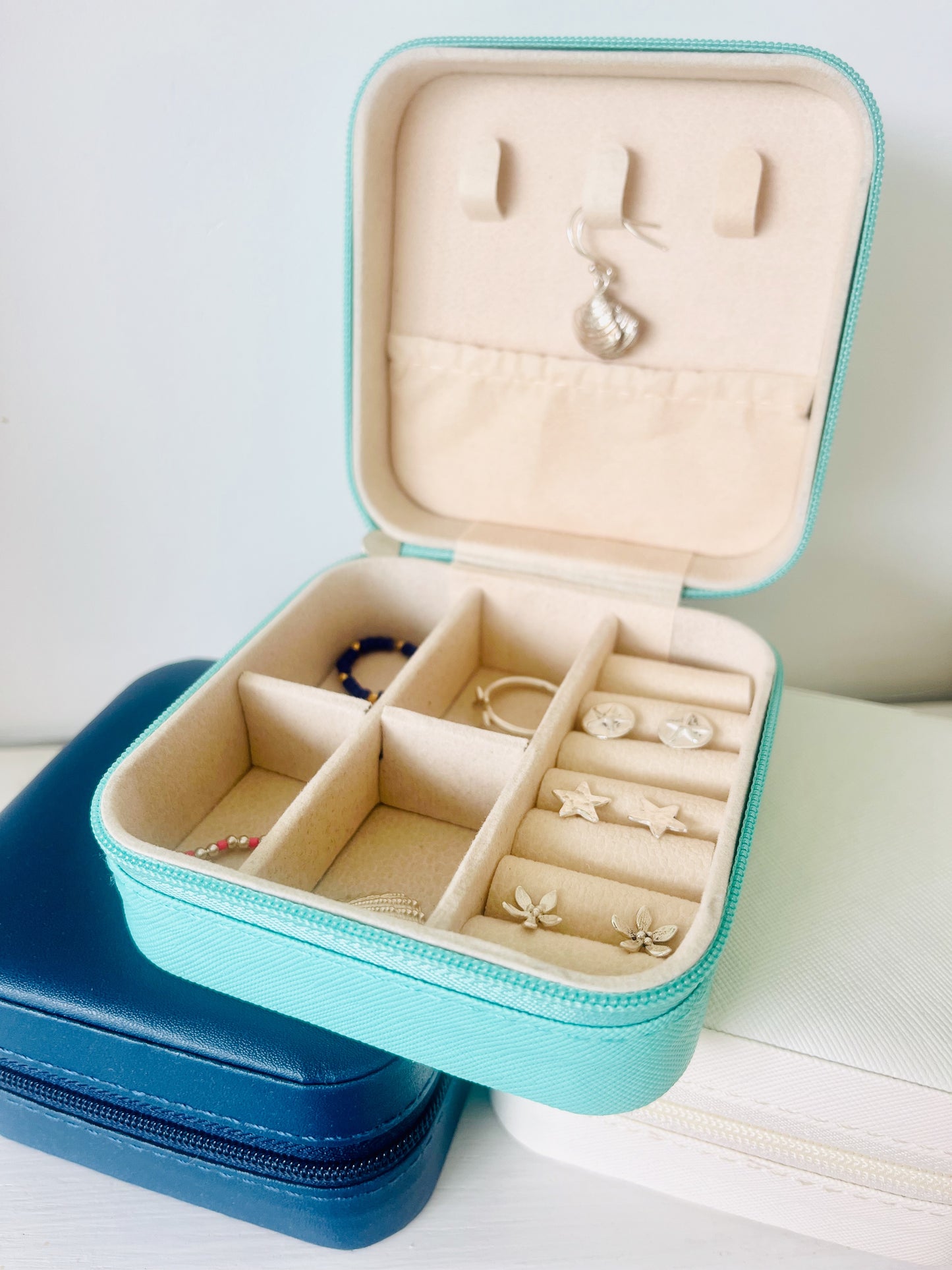 Travel jewellery box.