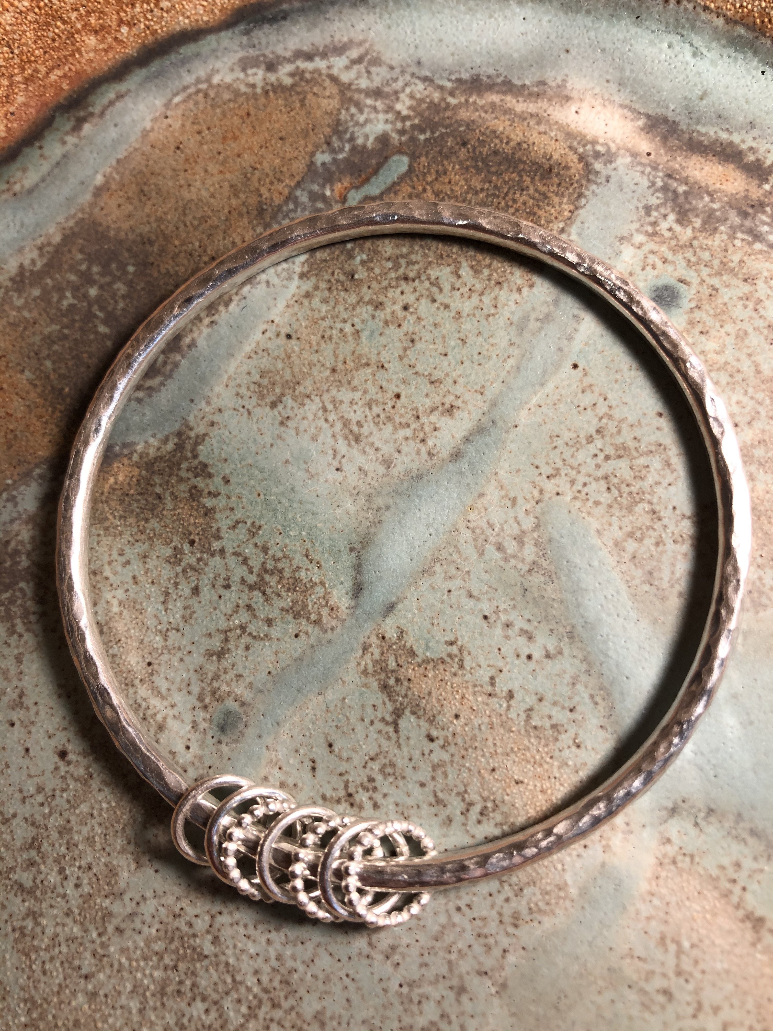 Patterned bangle with loose rings