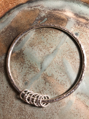 Patterned bangle with loose rings