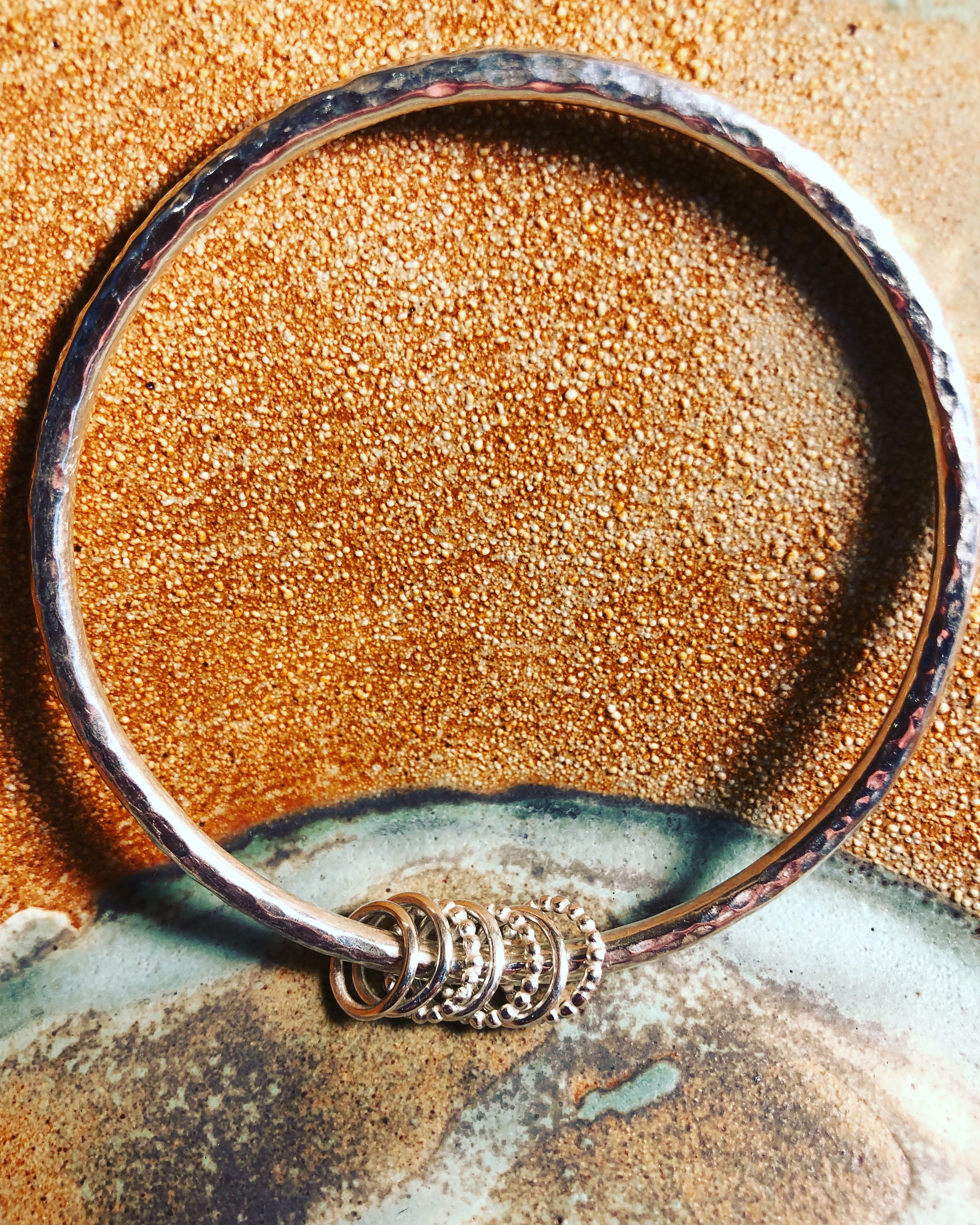 Patterned bangle with loose rings