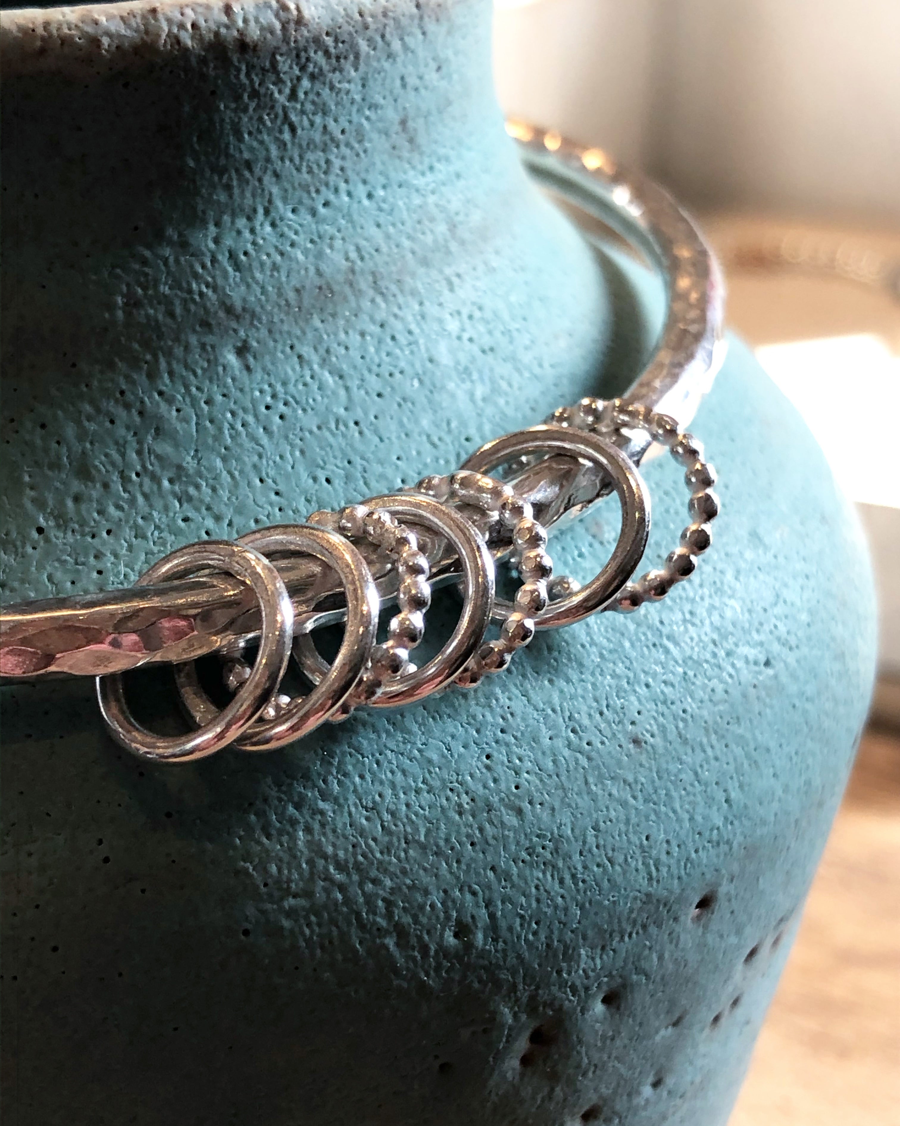 Patterned bangle with loose rings